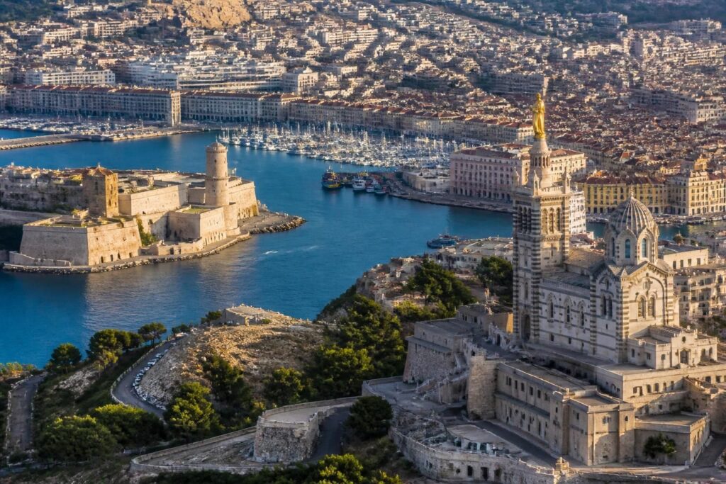 découvrez les monuments emblématiques de marseille, france : les sites incontournables à visiter pour une expérience authentique et mémorable dans la cité phocéenne.